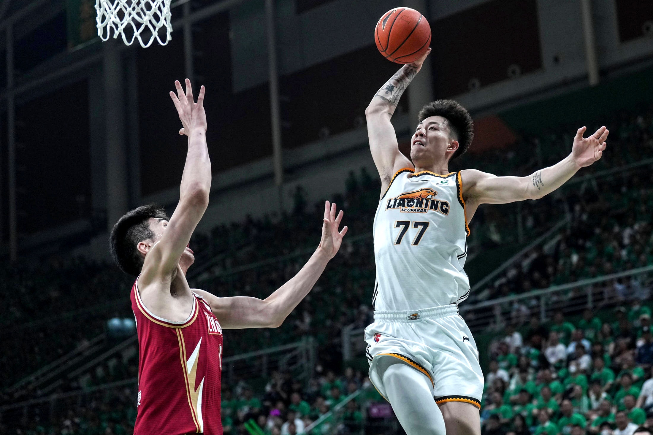 辽宁队在体育馆内迎战对手，赢得比赛的胜利的简单介绍