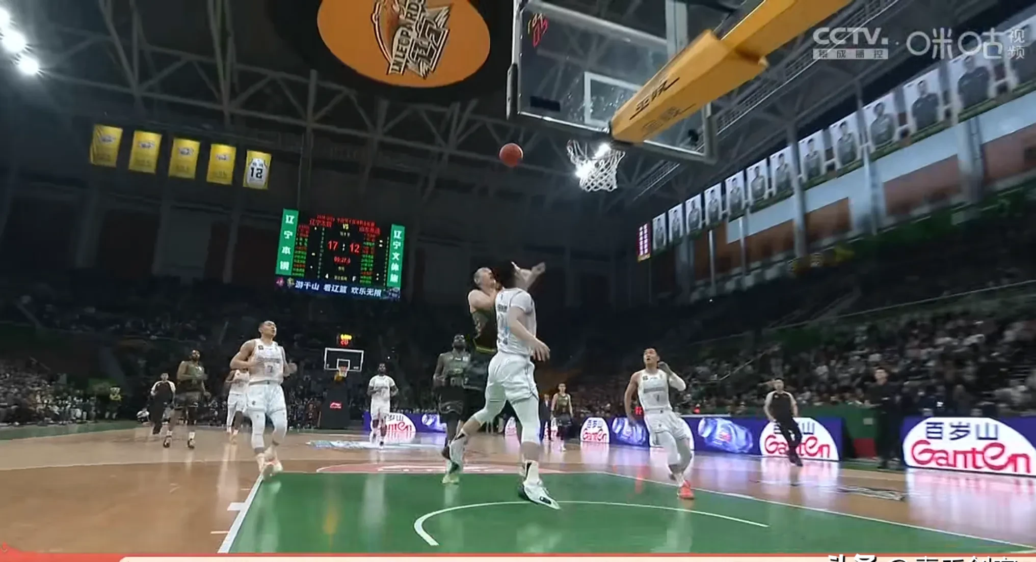 辽宁队在体育馆内迎战对手，赢得比赛的胜利的简单介绍