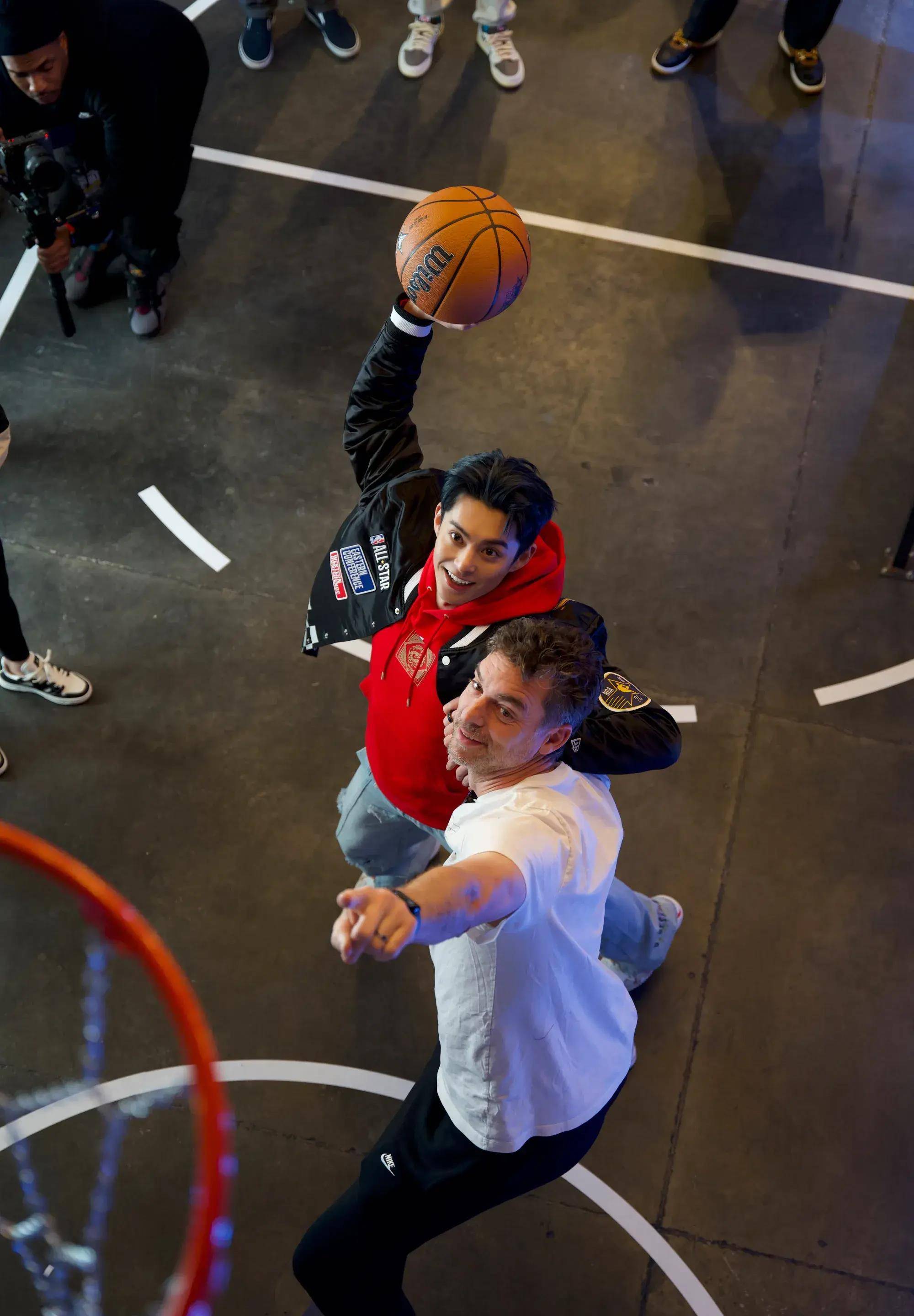 高水平比赛中明星球员们发挥亮眼