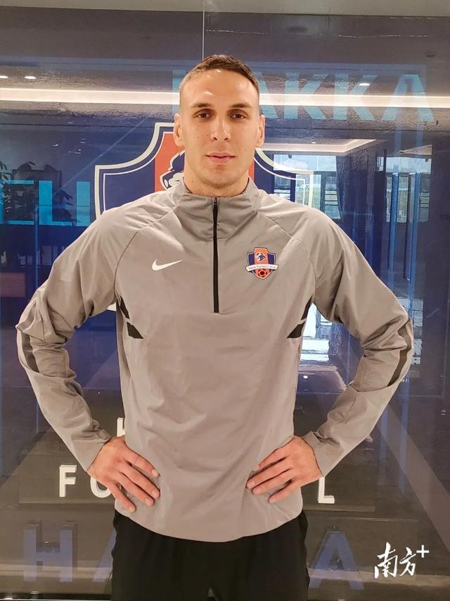 新生代球员争相加盟俱乐部，备战新赛季的简单介绍