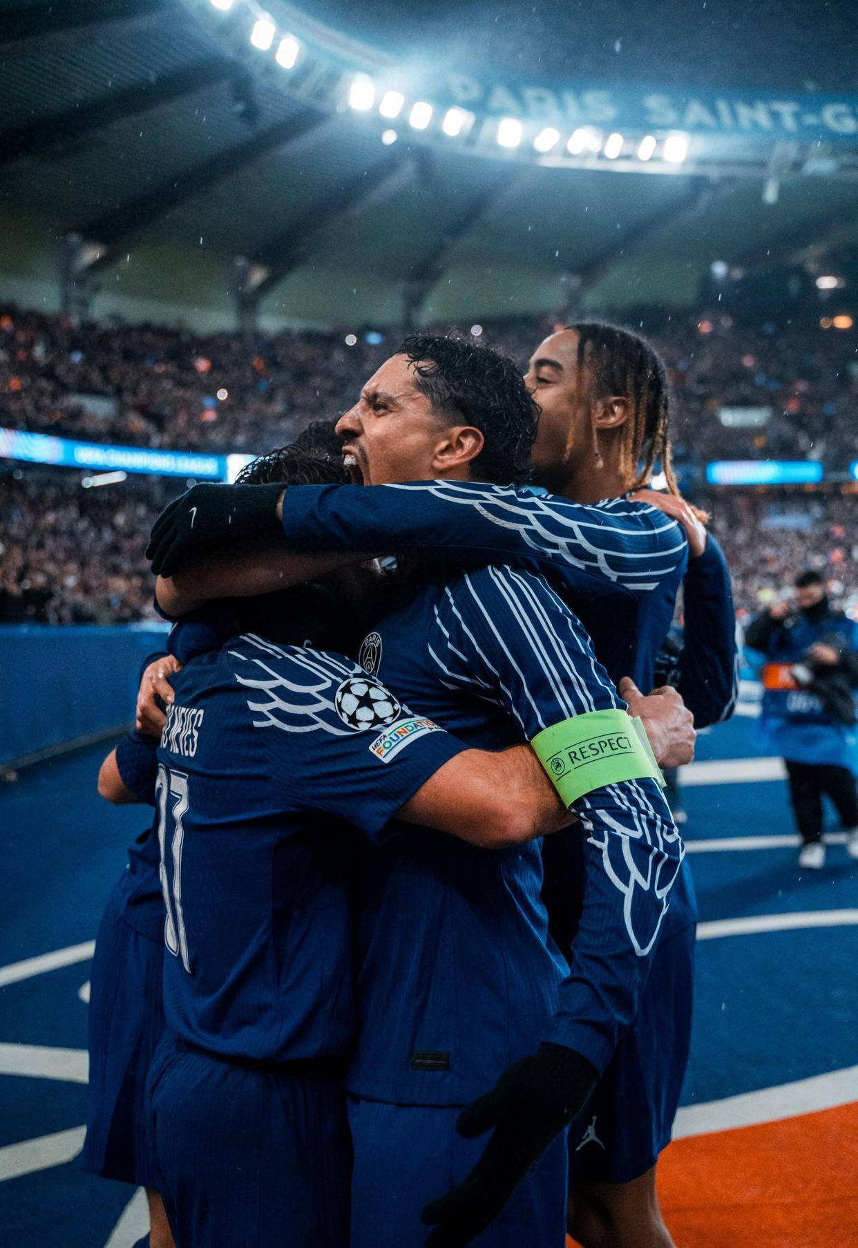 包含巴黎圣日耳曼主场气氛火爆，球迷狂欢的词条