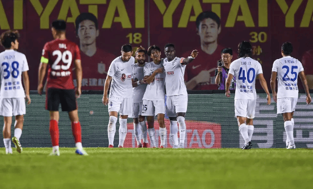 包含人和告负亚泰，客场失利积分榜下滑的词条