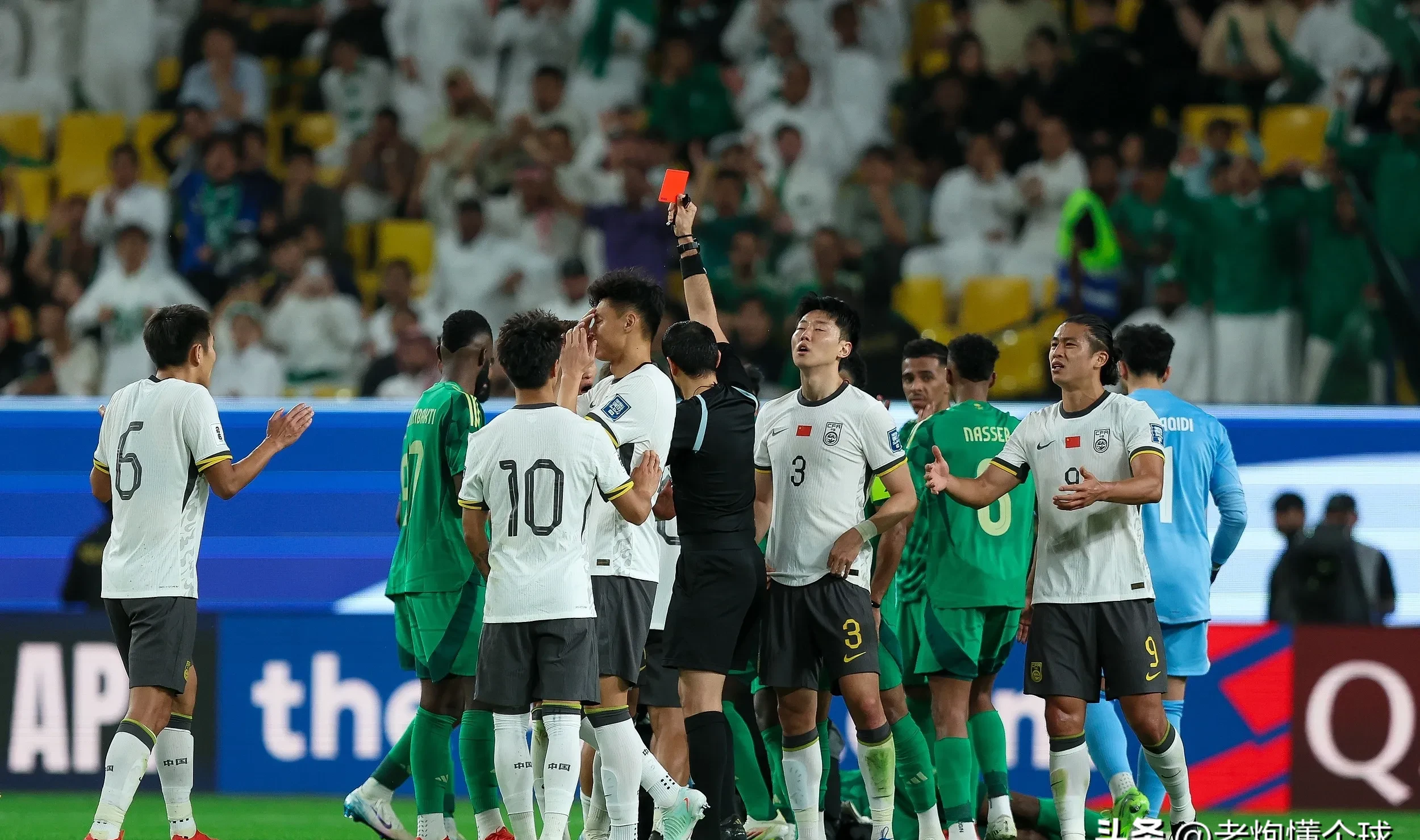 比赛场上球员争分夺秒，实力出众