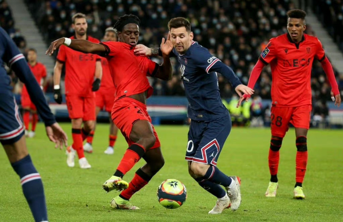 关于尼斯主场战平，法甲榜首位置受到挑战的信息