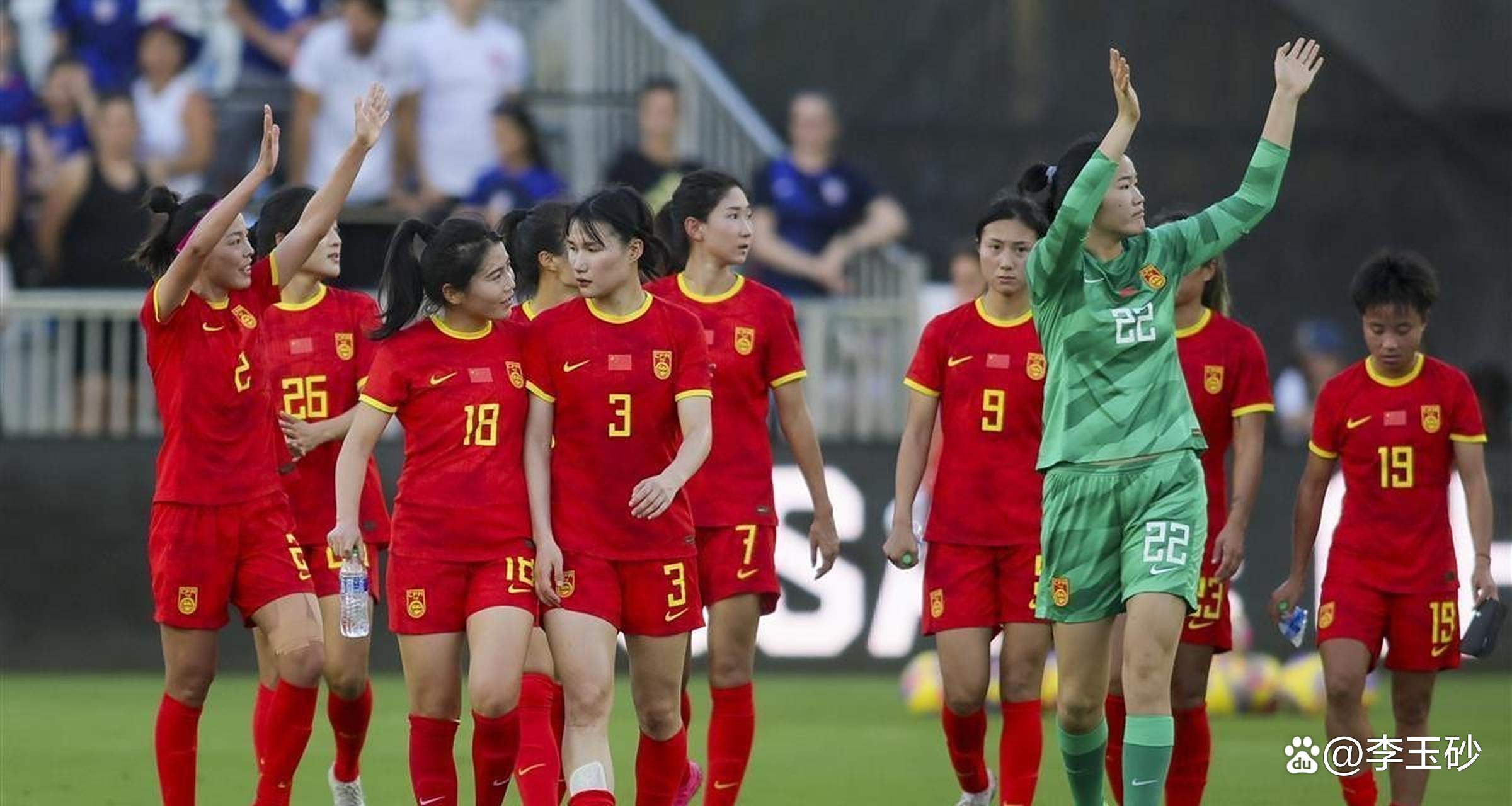 包含艰难比拼：女足赛场看点十足的词条