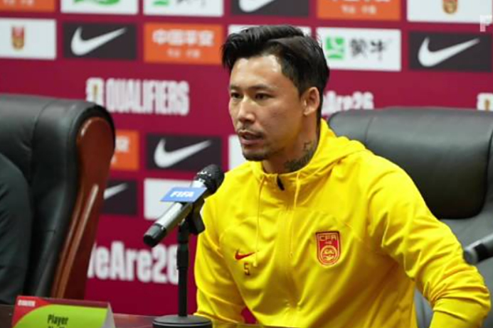 教练在比赛中冷静指挥，化解局面保持领先