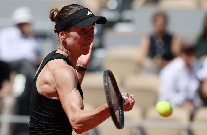 瑞士网球选手勇夺胜利，晋级第四轮