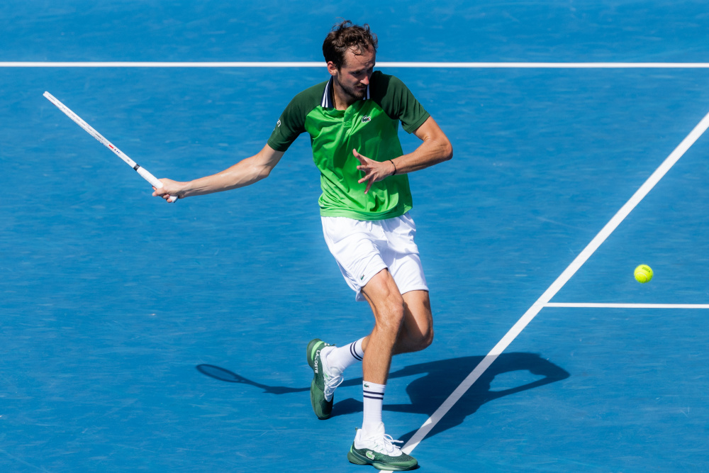 包含欧洲网球队险胜英国网球队，梅德韦杰夫绝境逆转的词条