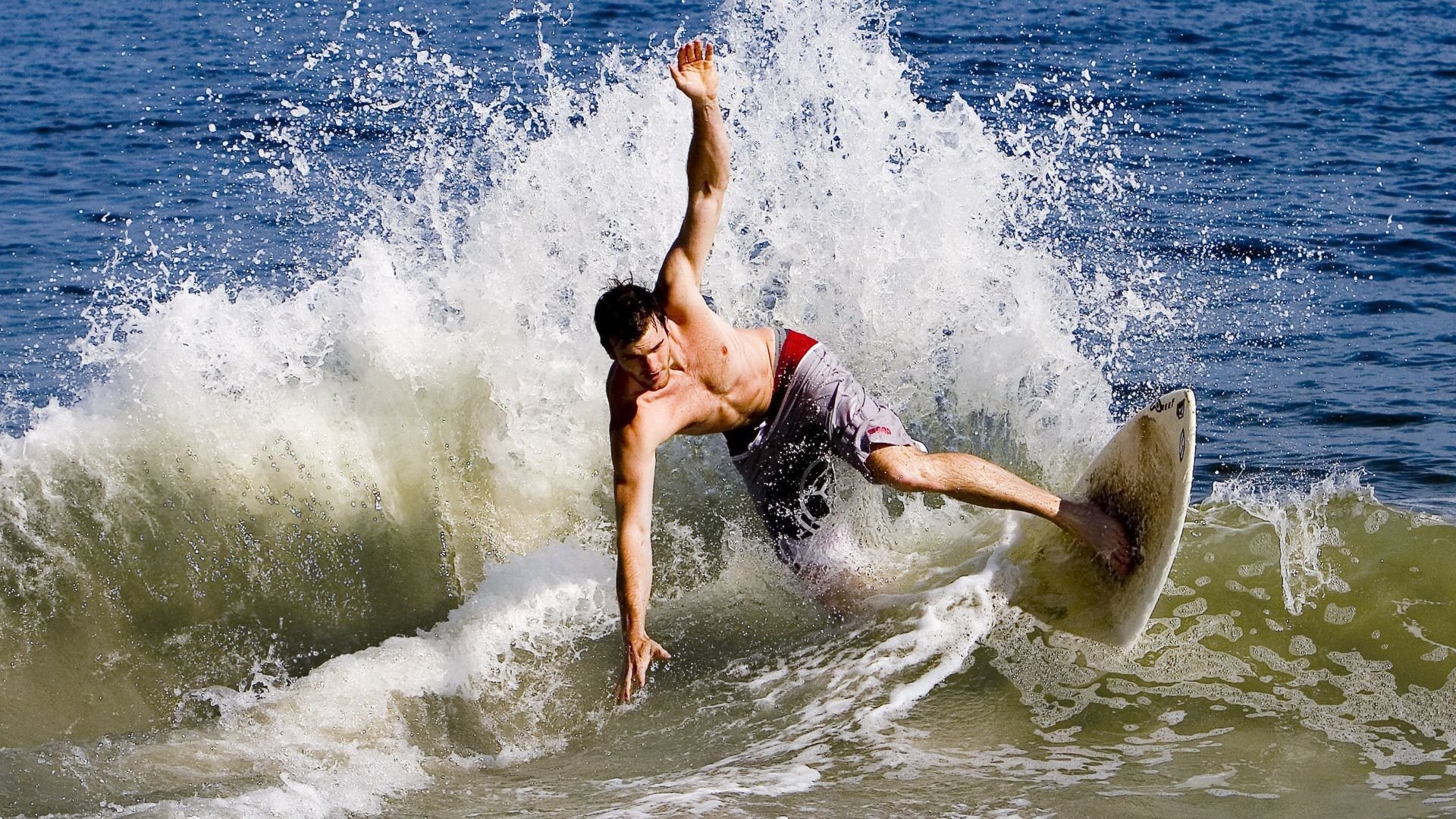 赛道之外，从F1年度争冠焦点战到CBA的单节决胜